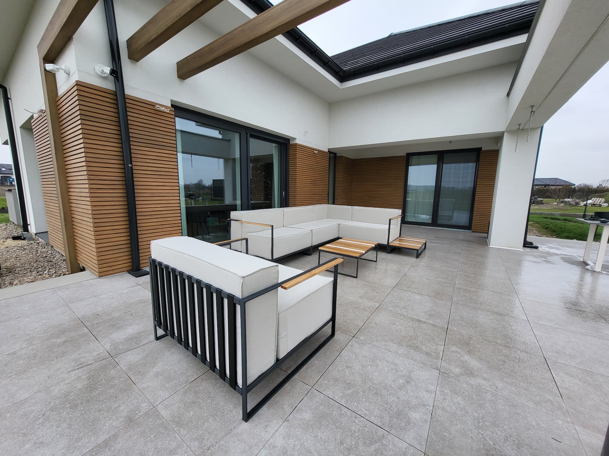 Meble tarasowe MEB – narożnik i stoliki na tarasie