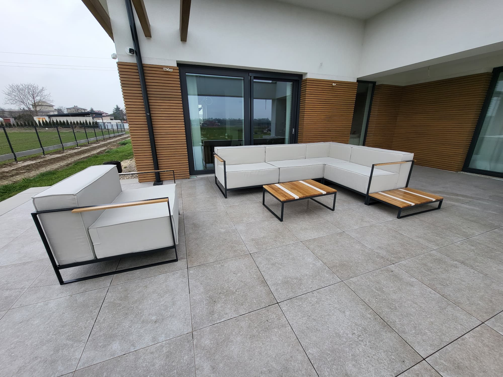 Zestaw mebli tarasowych – ujęcie szerokie